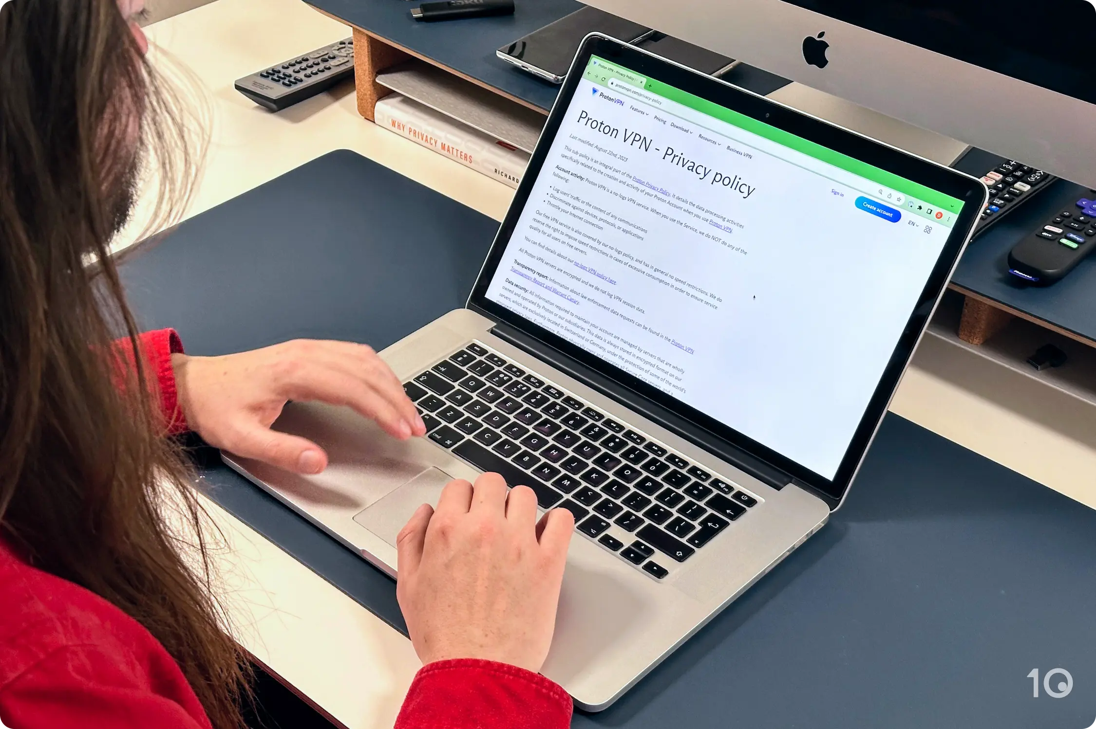 En bild av Callum Tennant som analyserar Proton VPN:s sekretesspolicy på en macOS-bärbar dator