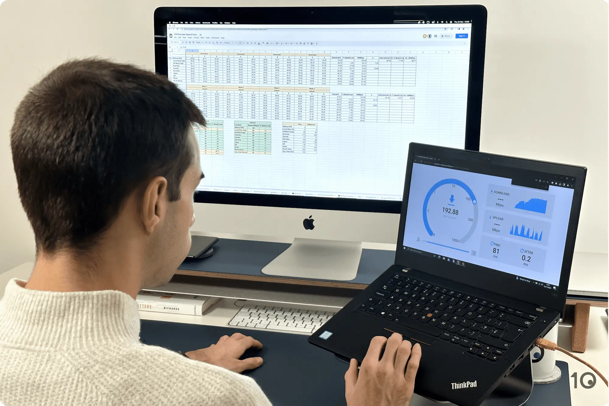 Un test di velocità in esecuzione sullo schermo di un computer, che misura le prestazioni della VPN in esame.